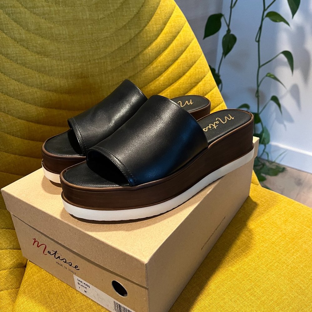 Matisse One Kiss Black Leather Slides - Size 7